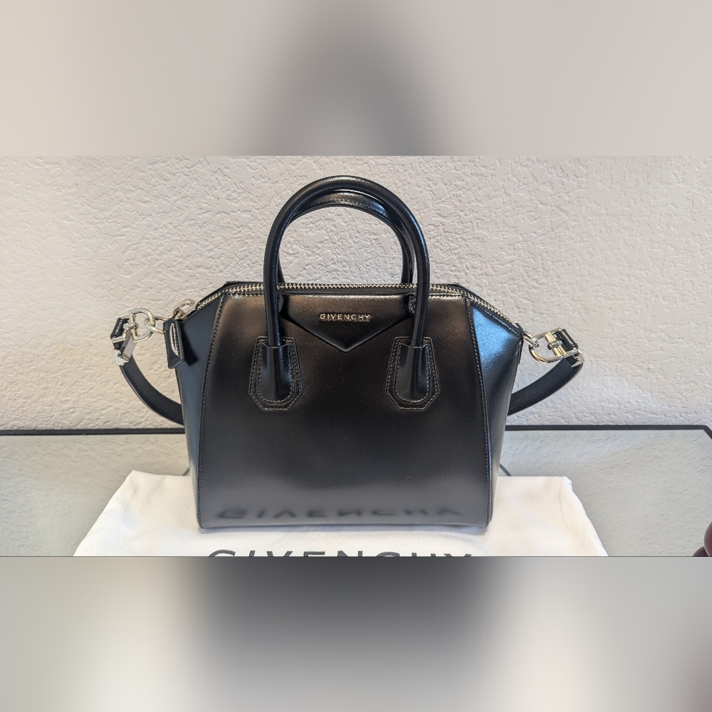 GIVENCHY Antígona small top handle bag in box leather (Black)